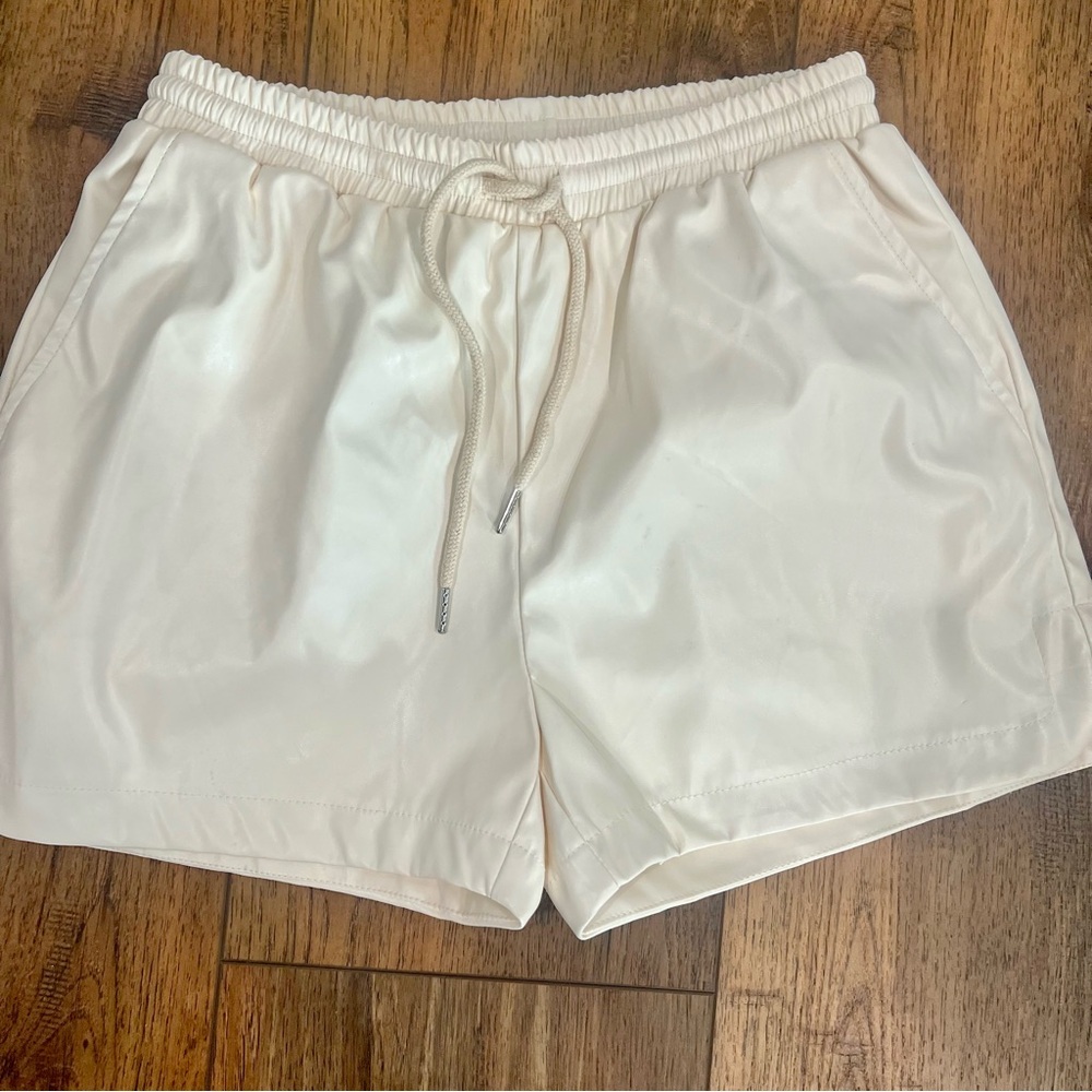 entro Cream Elastic-Waist with Drawstring Pleather Shorts